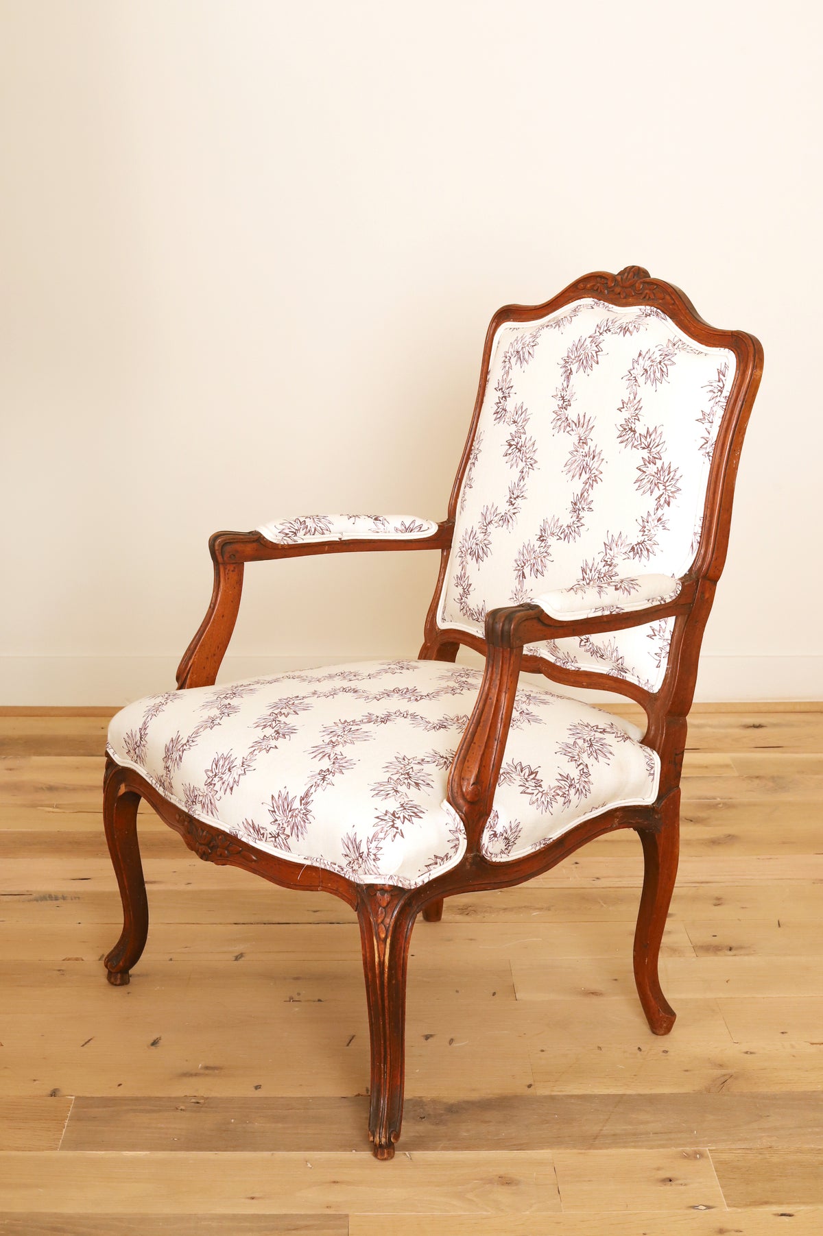 Pair of Louis XV armchairs à la reine in Quercus & Co. Meander Cherry, three-quarter view